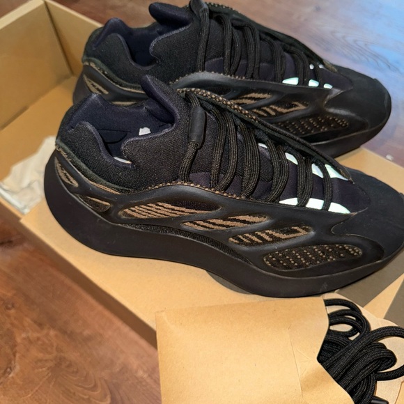 Minimally worn Yeezy 700 clay brown - size 6.5 men’s - Picture 4 of 7